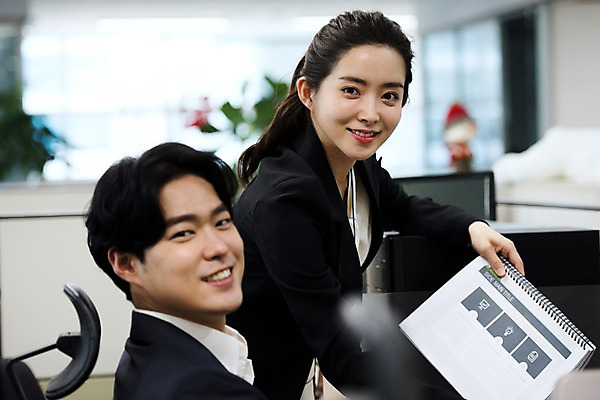 포토 JPG 응시 여자 남자 회사 비즈니스 회의 직장 실내 대화 서기 미소 사람 앉기 정장 상반신 20대 성인 두명 일상 옆모습 비즈니스라이프 사무실 한국인 직장인 비즈니스맨 비즈니스우먼 동료 성인만 국내포토 직업 라이프스타일 시선 옷 뷰포인트 관계 모션 표정 말하기 동양인 청년 내부 라이프 파일형식