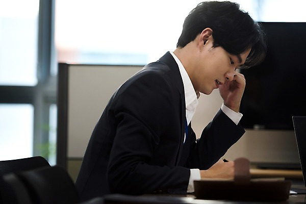 포토 JPG 남자 생각 회사 비즈니스 회의 아이디어 실내 대화 한명 사람 앉기 정장 상반신 20대 성인 일상 옆모습 비즈니스라이프 사무실 한국인 직장인 비즈니스맨 고민 성인남자한명만 국내포토 직업 1 라이프스타일 옷 감정 뷰포인트 컨셉 모션 말하기 동양인 청년 내부 라이프 남자한명만 성인남자만 파일형식