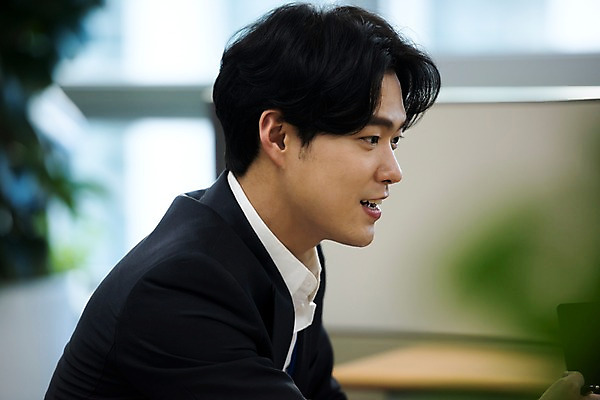 포토 JPG 응시 남자 회사 비즈니스 회의 실내 대화 한명 미소 사람 앉기 정장 상반신 20대 성인 일상 옆모습 비즈니스라이프 사무실 한국인 직장인 비즈니스맨 긍정적 성인남자한명만 국내포토 직업 1 라이프스타일 시선 옷 감정 뷰포인트 모션 표정 말하기 동양인 청년 내부 라이프 남자한명만 성인남자만 파일형식