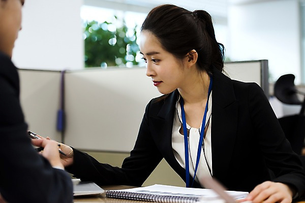 포토 JPG 응시 여자 남자 회사 비즈니스 회의 직장 실내 대화 사람 정장 상반신 20대 성인 두명 일상 옆모습 친구 비즈니스라이프 사무실 볼펜 한국인 직장인 비즈니스맨 비즈니스우먼 동료 문서 마주앉기 회의자료 성인만 국내포토 직업 라이프스타일 시선 옷 뷰포인트 관계 말하기 앉기 동양인 청년 내부 라이프 펜 자료 파일형식