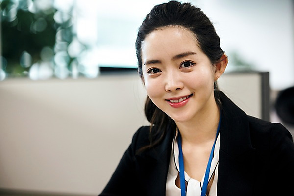 포토 JPG 응시 여자 회사 비즈니스 실내 한명 미소 사람 정장 상반신 20대 성인 일상 앞모습 비즈니스라이프 사무실 한국인 직장인 비즈니스우먼 성인여자한명만 국내포토 직업 1 라이프스타일 시선 옷 뷰포인트 표정 동양인 청년 내부 라이프 여자한명만 성인여자만 파일형식