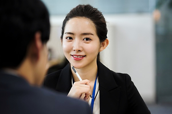 포토 JPG 응시 여자 남자 회사 비즈니스 회의 직장 실내 대화 미소 들기 사람 정장 상반신 20대 성인 두명 일상 앞모습 뒷모습 친구 비즈니스라이프 사무실 펜 볼펜 한국인 직장인 비즈니스맨 비즈니스우먼 동료 성인만 국내포토 직업 라이프스타일 시선 옷 뷰포인트 관계 모션 표정 말하기 동양인 청년 내부 라이프 필기구 파일형식