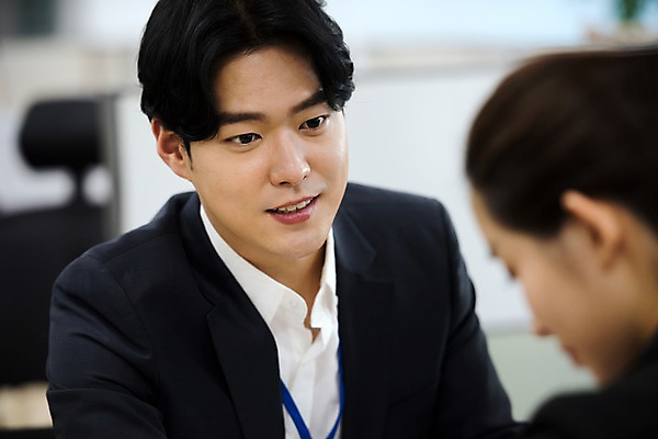 포토 JPG 응시 여자 남자 회사 비즈니스 회의 직장 실내 대화 미소 사람 정장 상반신 20대 성인 두명 일상 앞모습 뒷모습 비즈니스라이프 사무실 한국인 직장인 비즈니스맨 비즈니스우먼 동료 성인만 국내포토 직업 라이프스타일 시선 옷 뷰포인트 관계 표정 말하기 동양인 청년 내부 라이프 파일형식