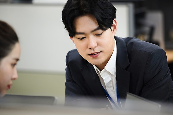 포토 JPG 응시 여자 남자 회사 비즈니스 회의 직장 실내 대화 사람 정장 상반신 20대 성인 두명 일상 옆모습 비즈니스라이프 사무실 한국인 직장인 비즈니스맨 비즈니스우먼 동료 성인만 국내포토 직업 라이프스타일 시선 옷 뷰포인트 관계 말하기 동양인 청년 내부 라이프 파일형식