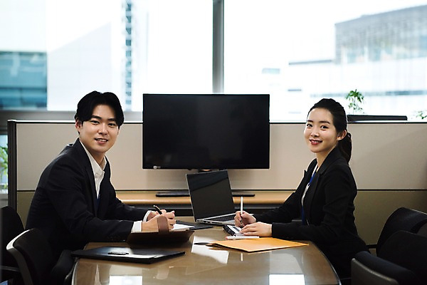 포토 JPG 응시 여자 남자 회사 비즈니스 회의 직장 실내 대화 미소 사람 앉기 정장 상반신 20대 성인 두명 일상 옆모습 비즈니스라이프 노트북 사무실 모니터 한국인 직장인 비즈니스맨 비즈니스우먼 책상 동료 문서 마주앉기 성인만 국내포토 직업 라이프스타일 시선 옷 뷰포인트 가구 관계 모션 표정 말하기 동양인 청년 내부 라이프 전자제품 컴퓨터 파일형식