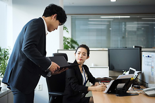 포토 JPG 응시 여자 남자 회사 비즈니스 회의 직장 실내 대화 서기 사람 앉기 정장 상반신 20대 성인 두명 일상 옆모습 비즈니스라이프 사무실 한국인 직장인 비즈니스맨 비즈니스우먼 상사 문서 결재 성인만 국내포토 직업 라이프스타일 시선 옷 뷰포인트 모션 말하기 동양인 청년 내부 라이프 파일형식