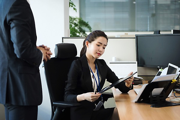 포토 JPG 응시 여자 남자 회사 회의 직장 실내 대화 서기 사람 앉기 정장 상반신 20대 성인 두명 옆모습 비즈니스라이프 사무실 한국인 사원 직장인 비즈니스맨 비즈니스우먼 상사 문서 파일 결재 성인만 국내포토 직업 라이프스타일 시선 옷 뷰포인트 비즈니스 모션 말하기 동양인 청년 내부 파일형식