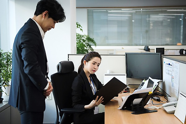 포토 JPG 응시 여자 남자 회사 비즈니스 회의 실내 고개숙이기 대화 서기 사람 앉기 정장 상반신 20대 성인 두명 일상 옆모습 비즈니스라이프 사무실 한국인 직장인 비즈니스맨 비즈니스우먼 상사 문서 파일 결재 긴장 성인만 국내포토 직업 라이프스타일 시선 옷 감정 뷰포인트 모션 숙이기 말하기 동양인 청년 내부 라이프 파일형식