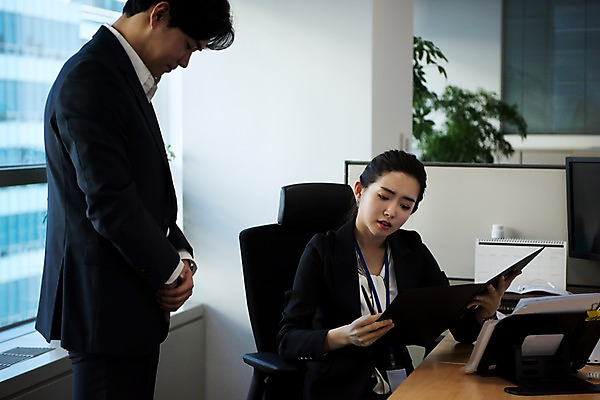 포토 JPG 응시 여자 남자 의자 회사 비즈니스 실내 고개숙이기 서기 사람 앉기 정장 상반신 20대 성인 두명 일상 옆모습 비즈니스라이프 사무실 한국인 직장인 비즈니스맨 비즈니스우먼 상사 꾸지람 책상 문서 파일 긴장 엄격한 성인만 국내포토 직업 라이프스타일 시선 옷 감정 뷰포인트 가구 모션 숙이기 동양인 청년 내부 라이프 체벌 파일형식