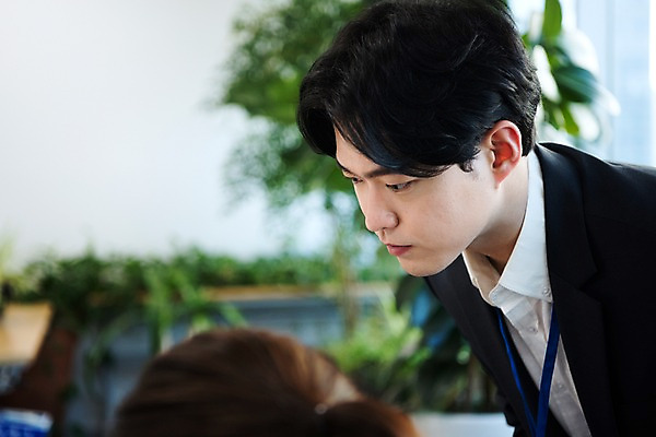 포토 JPG 응시 여자 남자 회사 비즈니스 실내 허리숙이기 사람 정장 상반신 20대 성인 두명 일상 옆모습 뒷모습 비즈니스라이프 사무실 한국인 직장인 비즈니스맨 비즈니스우먼 상사 동료 성인만 국내포토 직업 라이프스타일 시선 옷 뷰포인트 관계 숙이기 동양인 청년 내부 라이프 파일형식