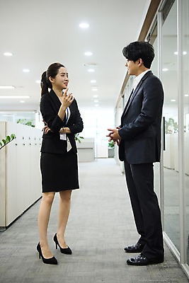 포토 JPG 전신 여자 남자 회사 비즈니스 회의 실내 대화 서기 사람 정장 20대 성인 두명 일상 옆모습 비즈니스라이프 사무실 마주보기 한국인 직장인 비즈니스맨 비즈니스우먼 복도 상사 동료 성인만 국내포토 직업 라이프스타일 옷 뷰포인트 관계 모션 말하기 동양인 청년 내부 라이프 파일형식
