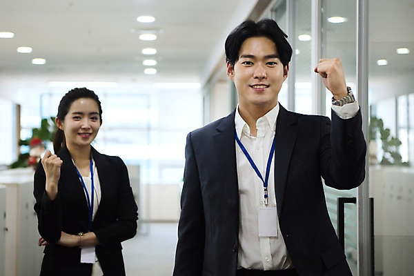 포토 JPG 응시 여자 남자 회사 비즈니스 실내 서기 미소 사람 정장 상반신 20대 성인 두명 일상 앞모습 비즈니스라이프 사무실 파이팅 주먹 한국인 직장인 비즈니스맨 비즈니스우먼 상사 동료 열정 성인만 국내포토 직업 라이프스타일 시선 옷 감정 뷰포인트 관계 모션 표정 동양인 청년 내부 라이프 파일형식