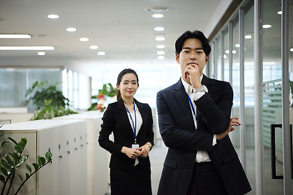 포토 JPG 응시 여자 남자 회사 비즈니스 직장 실내 미소 사람 정장 상반신 20대 성인 두명 일상 앞모습 비즈니스라이프 사무실 턱괴기 한국인 직장인 비즈니스맨 비즈니스우먼 복도 상사 동료 고민 열정 성인만 국내포토 직업 라이프스타일 시선 옷 감정 뷰포인트 관계 모션 표정 동양인 청년 내부 라이프 파일형식