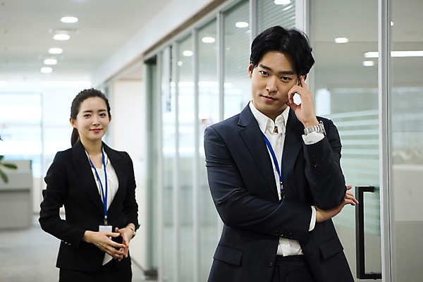 포토 JPG 응시 여자 남자 회사 비즈니스 직장 실내 서기 미소 사람 정장 상반신 20대 성인 두명 일상 앞모습 비즈니스라이프 사무실 한국인 직장인 비즈니스맨 비즈니스우먼 복도 상사 동료 고민 열정 성인만 국내포토 직업 라이프스타일 시선 옷 감정 뷰포인트 관계 모션 표정 동양인 청년 내부 라이프 파일형식