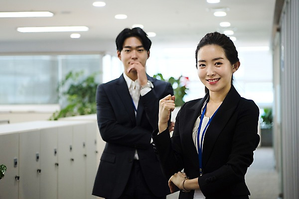 포토 JPG 응시 여자 남자 회사 비즈니스 직장 실내 미소 사람 정장 상반신 20대 성인 두명 일상 앞모습 비즈니스라이프 사무실 파이팅 턱괴기 주먹 한국인 직장인 비즈니스맨 비즈니스우먼 복도 상사 동료 열정 성인만 국내포토 직업 라이프스타일 시선 옷 감정 뷰포인트 관계 모션 표정 동양인 청년 내부 라이프 파일형식