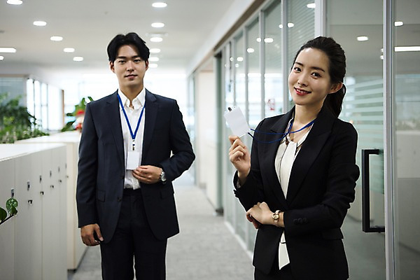 포토 JPG 응시 여자 남자 회사 비즈니스 직장 실내 서기 미소 들기 사람 정장 상반신 20대 성인 두명 일상 앞모습 옆모습 비즈니스라이프 사무실 한국인 직장인 비즈니스맨 비즈니스우먼 복도 상사 동료 열정 사원증 성인만 국내포토 직업 라이프스타일 시선 옷 감정 뷰포인트 관계 모션 표정 동양인 청년 내부 라이프 파일형식