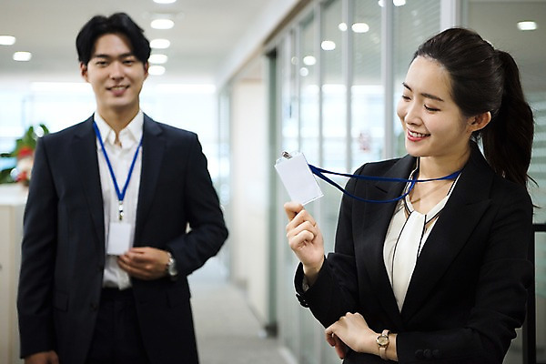 포토 JPG 응시 여자 남자 회사 비즈니스 직장 실내 미소 들기 사람 정장 상반신 20대 성인 두명 일상 앞모습 옆모습 비즈니스라이프 사무실 한국인 직장인 비즈니스맨 비즈니스우먼 복도 상사 동료 열정 사원증 성인만 국내포토 직업 라이프스타일 시선 옷 감정 뷰포인트 관계 모션 표정 동양인 청년 내부 라이프 파일형식