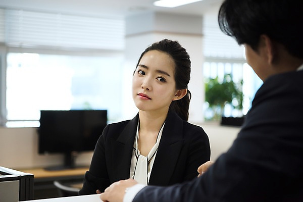 포토 JPG 응시 여자 남자 회사 비즈니스 회의 실내 대화 사람 정장 상반신 20대 성인 두명 일상 앞모습 옆모습 비즈니스라이프 사무실 듣기 한국인 직장인 비즈니스맨 비즈니스우먼 고민 걱정 성인만 국내포토 직업 라이프스타일 시선 옷 감정 뷰포인트 모션 말하기 동양인 청년 내부 라이프 파일형식