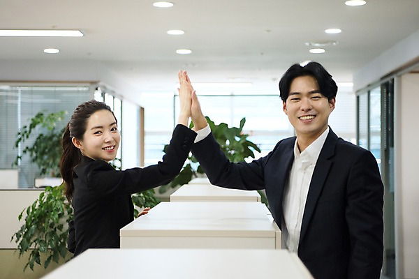 포토 JPG 응시 여자 남자 회사 비즈니스 직장 실내 미소 사람 정장 상반신 20대 성인 두명 일상 옆모습 비즈니스라이프 사무실 마주보기 한국인 직장인 비즈니스맨 비즈니스우먼 복도 동료 열정 하이파이브 성인만 국내포토 직업 라이프스타일 시선 옷 감정 뷰포인트 관계 모션 표정 동양인 손짓 청년 내부 라이프 파일형식
