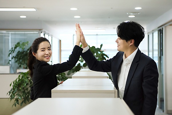 포토 JPG 응시 여자 남자 회사 비즈니스 직장 실내 미소 사람 정장 상반신 20대 성인 두명 일상 옆모습 비즈니스라이프 사무실 마주보기 한국인 직장인 비즈니스맨 비즈니스우먼 복도 상사 동료 열정 하이파이브 성인만 국내포토 직업 라이프스타일 시선 옷 감정 뷰포인트 관계 모션 표정 동양인 손짓 청년 내부 라이프 파일형식