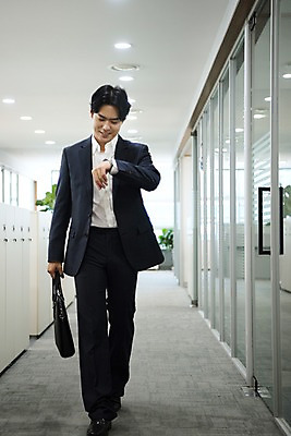 포토 JPG 전신 응시 남자 서류가방 회사 비즈니스 실내 한명 미소 사람 정장 20대 성인 일상 앞모습 비즈니스라이프 사무실 걷기 활발 한국인 직장인 비즈니스맨 복도 손목시계 즐거움 확인 출근 퇴근 성인남자한명만 국내포토 직업 1 라이프스타일 시선 옷 감정 뷰포인트 시계 컨셉 가방 장신구 모션 표정 동양인 청년 내부 라이프 출퇴근 남자한명만 성인남자만 파일형식