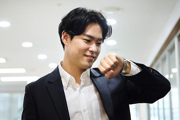 포토 JPG 응시 남자 회사 비즈니스 실내 한명 미소 사람 정장 상반신 20대 성인 일상 앞모습 비즈니스라이프 사무실 한국인 시간 직장인 비즈니스맨 손목시계 약속 성인남자한명만 국내포토 직업 1 라이프스타일 시선 옷 뷰포인트 시계 장신구 표정 동양인 청년 내부 라이프 남자한명만 성인남자만 파일형식