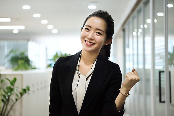 포토 JPG 응시 여자 회사 비즈니스 실내 한명 미소 사람 정장 상반신 20대 성인 일상 앞모습 비즈니스라이프 사무실 파이팅 주먹 한국인 직장인 비즈니스우먼 손목시계 성인여자한명만 국내포토 직업 1 라이프스타일 시선 옷 뷰포인트 시계 장신구 모션 표정 동양인 청년 내부 라이프 여자한명만 성인여자만 파일형식