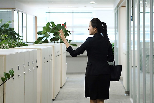 포토 JPG 응시 여자 가방 회사 실내 한명 미소 사람 정장 상반신 20대 성인 뒷모습 비즈니스라이프 사무실 한국인 인사 직장인 비즈니스우먼 출근 퇴근 손인사 성인여자한명만 국내포토 직업 1 라이프스타일 시선 잡화 옷 뷰포인트 비즈니스 표정 동양인 청년 내부 예절 출퇴근 여자한명만 성인여자만 파일형식