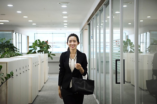 포토 JPG 응시 여자 가방 회사 비즈니스 실내 한명 서기 미소 사람 정장 상반신 20대 성인 일상 앞모습 비즈니스라이프 사무실 한국인 직장인 비즈니스우먼 출근 퇴근 성인여자한명만 국내포토 직업 1 라이프스타일 시선 잡화 옷 뷰포인트 모션 표정 동양인 청년 내부 라이프 출퇴근 여자한명만 성인여자만 파일형식