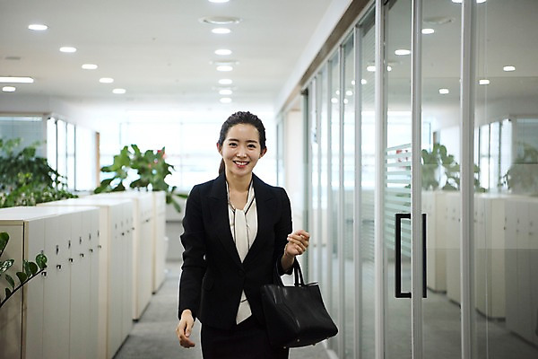 포토 JPG 응시 여자 가방 회사 비즈니스 실내 한명 미소 들기 사람 정장 상반신 20대 성인 일상 앞모습 비즈니스라이프 사무실 한국인 직장인 비즈니스우먼 출근 퇴근 성인여자한명만 국내포토 직업 1 라이프스타일 시선 잡화 옷 뷰포인트 모션 표정 동양인 청년 내부 라이프 출퇴근 여자한명만 성인여자만 파일형식