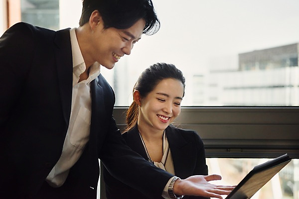 포토 JPG 응시 여자 남자 회사 비즈니스 회의 실내 대화 서기 미소 사람 앉기 정장 상반신 20대 성인 두명 일상 옆모습 비즈니스라이프 사무실 한국인 가리킴 직장인 비즈니스맨 비즈니스우먼 상사 동료 문서 성인만 국내포토 직업 라이프스타일 시선 옷 뷰포인트 관계 모션 표정 말하기 동양인 손짓 청년 내부 라이프 파일형식