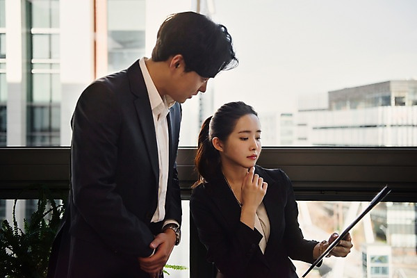 포토 JPG 응시 여자 남자 회사 비즈니스 회의 직장 실내 대화 서기 사람 앉기 정장 상반신 20대 성인 두명 일상 옆모습 비즈니스라이프 사무실 듣기 한국인 직장인 비즈니스맨 비즈니스우먼 상사 동료 고민 문서 파일 서류통 성인만 국내포토 직업 라이프스타일 시선 옷 감정 뷰포인트 관계 모션 말하기 동양인 청년 내부 라이프 사무용품 파일형식