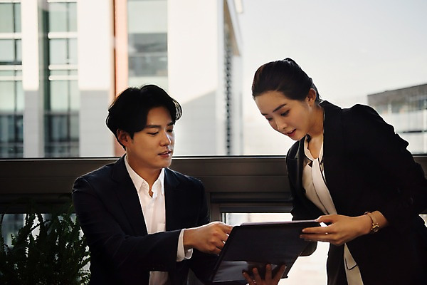 포토 JPG 응시 여자 남자 회사 비즈니스 회의 직장 실내 대화 서기 사람 앉기 정장 상반신 20대 성인 두명 일상 앞모습 옆모습 비즈니스라이프 사무실 듣기 한국인 가리킴 직장인 비즈니스맨 비즈니스우먼 상사 동료 고민 문서 파일 성인만 국내포토 직업 라이프스타일 시선 옷 감정 뷰포인트 관계 모션 말하기 동양인 손짓 청년 내부 라이프 파일형식