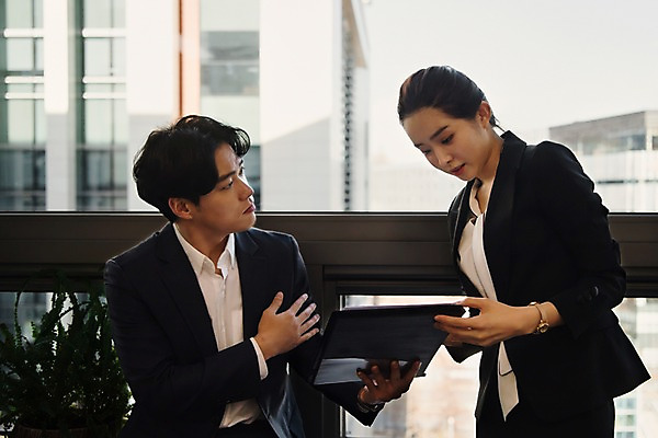 포토 JPG 여자 남자 회사 비즈니스 회의 직장 실내 대화 서기 사람 정장 상반신 20대 성인 두명 일상 앞모습 옆모습 비즈니스라이프 사무실 한국인 직장인 비즈니스맨 비즈니스우먼 상사 동료 고민 문서 파일 성인만 국내포토 직업 라이프스타일 옷 감정 뷰포인트 관계 모션 말하기 동양인 청년 내부 라이프 파일형식