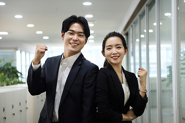 포토 JPG 응시 여자 남자 회사 비즈니스 직장 실내 미소 사람 정장 상반신 20대 성인 두명 일상 옆모습 비즈니스라이프 사무실 파이팅 주먹 한국인 직장인 비즈니스맨 비즈니스우먼 상사 동료 긍정 열정 패기 성인만 국내포토 직업 라이프스타일 시선 옷 감정 뷰포인트 컨셉 관계 모션 표정 동양인 청년 내부 라이프 자신감 파일형식