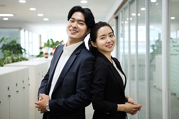 포토 JPG 응시 여자 남자 회사 비즈니스 직장 실내 서기 미소 사람 정장 상반신 20대 성인 두명 일상 옆모습 비즈니스라이프 사무실 한국인 직장인 비즈니스맨 비즈니스우먼 상사 동료 긍정 성인만 머리맞대기 국내포토 직업 라이프스타일 시선 옷 뷰포인트 컨셉 관계 모션 표정 동양인 청년 내부 라이프 파일형식