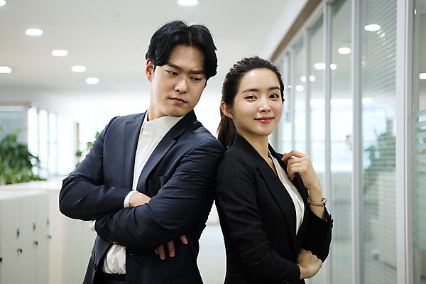 포토 JPG 응시 여자 남자 회사 비즈니스 직장 실내 서기 미소 사람 정장 상반신 20대 성인 두명 일상 옆모습 비즈니스라이프 사무실 팔짱 한국인 등맞대기 직장인 비즈니스맨 비즈니스우먼 상사 동료 긍정 성인만 국내포토 직업 라이프스타일 시선 옷 뷰포인트 컨셉 관계 모션 표정 동양인 청년 내부 라이프 파일형식