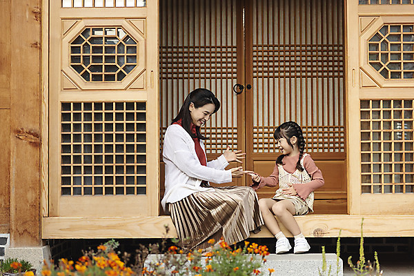 포토 JPG 주간 전신 전통 여자 딸 행복 문화 여유 어린이 여행 장난 가족 숙소 엄마 한옥 미소 사람 앉기 손짓 성인 야외 두명 옆모습 30대 한국인 가을 마루 전라북도 가위바위보 즐거움 손모양 한옥마을 전주 게스트하우스 여자만 국내포토 자연요소 모양 한국전통 계절 감정 뷰포인트 고건축 관계 모션 놀이 바닥 표정 동양인 장년 마을 숙박업 전라도 파일형식 손_신체부위