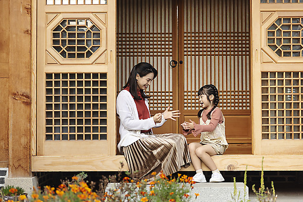 포토 JPG 주간 전신 전통 여자 딸 행복 문화 여유 어린이 여행 장난 가족 숙소 엄마 한옥 미소 사람 앉기 성인 야외 두명 옆모습 30대 한국인 가을 게임 마루 전라북도 즐거움 전통문 손모양 한옥마을 전주 게스트하우스 여자만 국내포토 자연요소 모양 한국전통 계절 감정 뷰포인트 고건축 관계 모션 놀이 바닥 표정 동양인 장년 문 마을 숙박업 전라도 파일형식 손_신체부위