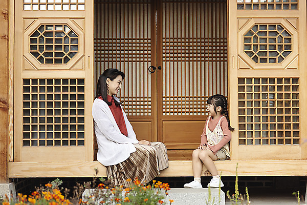 포토 JPG 주간 전신 전통 응시 여자 딸 행복 문화 여유 어린이 여행 가족 숙소 엄마 한옥 미소 사람 앉기 성인 야외 두명 옆모습 30대 마주보기 기댐 한국인 가을 마루 전라북도 전통문 한옥마을 전주 게스트하우스 여자만 국내포토 자연요소 한국전통 시선 계절 감정 뷰포인트 고건축 관계 모션 바닥 표정 동양인 장년 문 마을 숙박업 전라도 파일형식