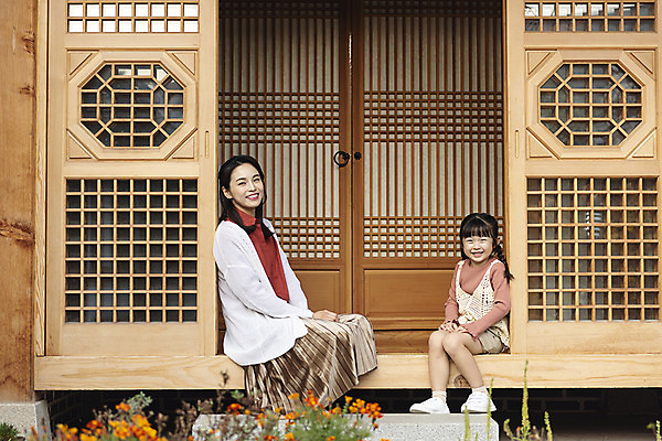 포토 JPG 주간 전신 전통 응시 여자 딸 행복 문화 여유 어린이 여행 가족 숙소 엄마 휴식 한옥 미소 사람 앉기 성인 야외 두명 옆모습 30대 기댐 한국인 가을 마루 전라북도 한옥마을 전주 게스트하우스 여자만 국내포토 자연요소 한국전통 시선 계절 감정 뷰포인트 컨셉 고건축 관계 모션 바닥 표정 동양인 장년 마을 숙박업 전라도 파일형식