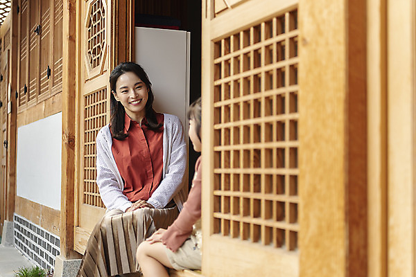 포토 JPG 주간 전통 응시 여자 딸 행복 문화 여유 어린이 여행 가족 숙소 엄마 한옥 미소 사람 앉기 상반신 성인 야외 두명 앞모습 옆모습 30대 마주보기 한국인 가을 마루 전라북도 한옥마을 전주 게스트하우스 여자만 국내포토 자연요소 한국전통 시선 계절 감정 뷰포인트 고건축 관계 모션 바닥 표정 동양인 장년 마을 숙박업 전라도 파일형식