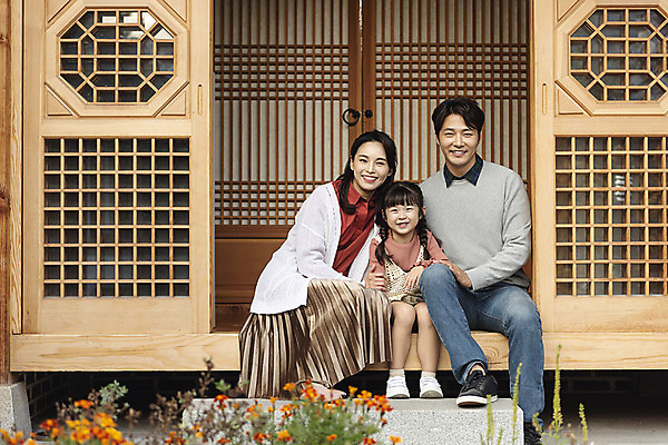 포토 JPG 주간 전신 전통 부부 응시 여자 남자 딸 행복 문화 여유 어린이 40대 중년 여행 가족 숙소 엄마 한옥 미소 사람 앉기 성인 야외 앞모습 세명 30대 한국인 가을 자녀 마루 아빠 전라북도 전통문 한옥마을 전주 게스트하우스 국내포토 자연요소 한국전통 커플 시선 계절 감정 뷰포인트 고건축 관계 모션 바닥 표정 동양인 장년 문 마을 숙박업 전라도 파일형식