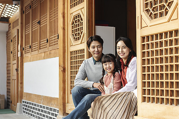 포토 JPG 주간 전통 부부 응시 여자 남자 딸 행복 문화 여유 어린이 40대 중년 여행 가족 숙소 엄마 한옥 미소 사람 상반신 성인 야외 앞모습 옆모습 세명 30대 한국인 가을 자녀 아빠 전라북도 즐거움 한옥마을 전주 게스트하우스 국내포토 자연요소 한국전통 커플 시선 계절 감정 뷰포인트 고건축 관계 표정 동양인 장년 마을 숙박업 전라도 파일형식