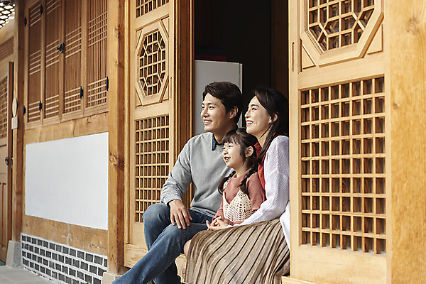 포토 JPG 주간 전통 부부 응시 여자 남자 딸 행복 문화 여유 어린이 40대 중년 여행 가족 숙소 엄마 한옥 미소 사람 앉기 상반신 성인 야외 옆모습 세명 30대 감상 한국인 가을 자녀 마루 아빠 전라북도 한옥마을 전주 게스트하우스 국내포토 자연요소 한국전통 커플 시선 계절 감정 뷰포인트 고건축 관계 모션 바닥 표정 동양인 장년 마을 숙박업 전라도 파일형식