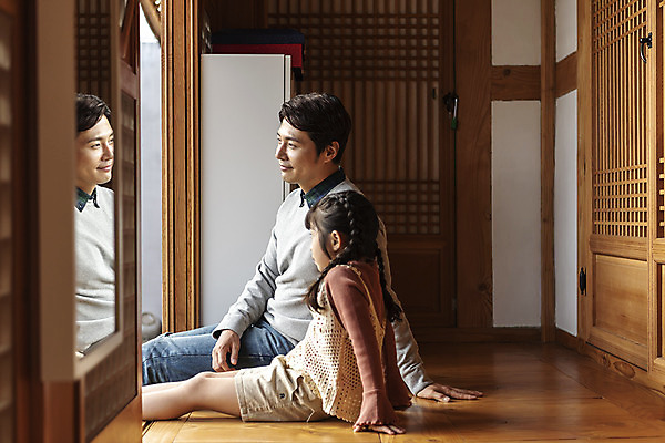 포토 JPG 주간 전통 응시 여자 남자 딸 행복 문화 여유 어린이 40대 중년 여행 가족 숙소 한옥 사람 앉기 상반신 야외 두명 옆모습 감상 한국인 가을 마루 아빠 전라북도 전통문 한옥마을 전주 게스트하우스 부녀 국내포토 자연요소 한국전통 시선 계절 감정 뷰포인트 고건축 관계 모션 바닥 동양인 성인 문 마을 숙박업 전라도 파일형식