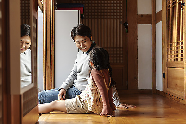 포토 JPG 주간 전통 응시 여자 남자 딸 행복 문화 여유 어린이 40대 중년 여행 가족 숙소 한옥 미소 사람 앉기 상반신 야외 두명 옆모습 마주보기 한국인 가을 마루 아빠 전라북도 즐거움 한옥마을 전주 게스트하우스 부녀 국내포토 자연요소 한국전통 시선 계절 감정 뷰포인트 고건축 관계 모션 바닥 표정 동양인 성인 마을 숙박업 전라도 파일형식