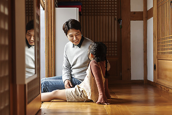 포토 JPG 주간 전통 응시 여자 남자 딸 행복 문화 여유 어린이 40대 중년 여행 가족 숙소 한옥 미소 사람 앉기 상반신 야외 두명 옆모습 마주보기 한국인 가을 마루 아빠 전라북도 즐거움 한옥마을 전주 게스트하우스 부녀 국내포토 자연요소 한국전통 시선 계절 감정 뷰포인트 고건축 관계 모션 바닥 표정 동양인 성인 마을 숙박업 전라도 파일형식