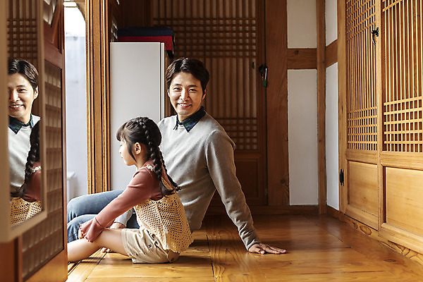 포토 JPG 주간 전통 응시 여자 남자 딸 행복 문화 여유 어린이 40대 중년 여행 가족 숙소 한옥 미소 사람 앉기 상반신 야외 두명 옆모습 한국인 가을 마루 아빠 전라북도 한옥마을 전주 게스트하우스 부녀 국내포토 자연요소 한국전통 시선 계절 감정 뷰포인트 고건축 관계 모션 바닥 표정 동양인 성인 마을 숙박업 전라도 파일형식