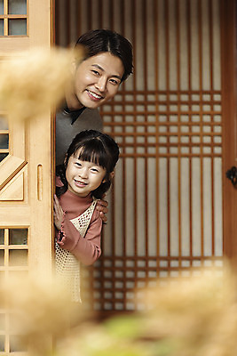 포토 JPG 주간 전통 응시 여자 남자 딸 행복 문화 여유 어린이 40대 중년 여행 가족 숙소 한옥 미소 사람 상반신 성인 야외 두명 앞모습 한국인 가을 아빠 전라북도 즐거움 전통문 한옥마을 전주 전통문살 게스트하우스 부녀 국내포토 자연요소 한국전통 시선 계절 감정 뷰포인트 고건축 관계 표정 동양인 문 마을 숙박업 전라도 문살 파일형식